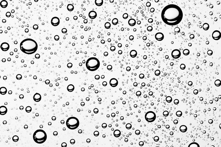 透明底上作画窗玻璃上的白色湿底雨滴秋天天气的概念照片