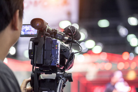 在活动中工作的摄影师. 空中直播照片