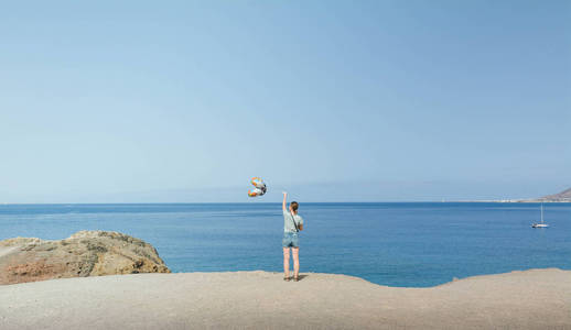 女孩把气球留在海边
