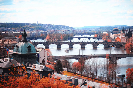 布拉格的秋季城市景观。 红色屋顶和黄色树木的全景