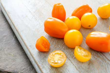 新鲜的黄色和橙色遗产西红柿