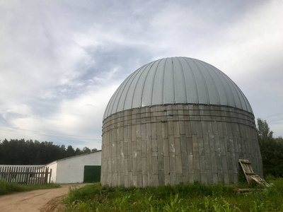 一种大型圆形混凝土和金属粮仓储存谷物和玉米照片