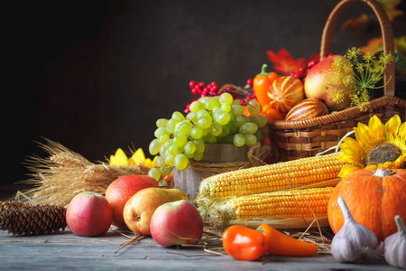 感恩节快乐的背景, 木桌上点缀着南瓜玉米水果和秋叶。丰收节。选择性对焦。水平。具有复制空间的背景