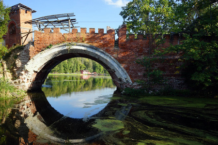 俄罗斯马尔菲诺公园老砖桥