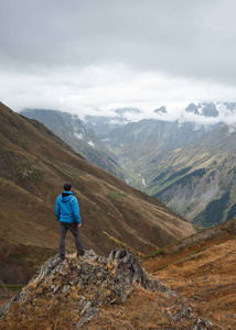 游客欣赏山景。在高加索山脉徒步旅行的人。科鲁迪湖附近。格鲁吉亚