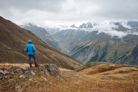 游客欣赏山景。在高加索山脉徒步旅行的人。科鲁迪湖附近。格鲁吉亚