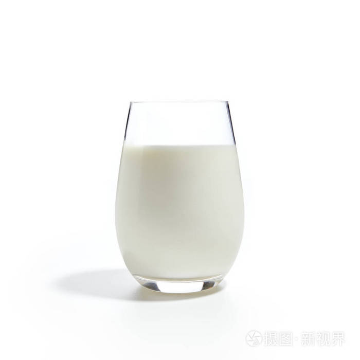 普通自制酸奶的宏观照片在一个透明的玻璃隔离在白色背景。 希腊有机酸奶霜健康营养早餐，近距离。