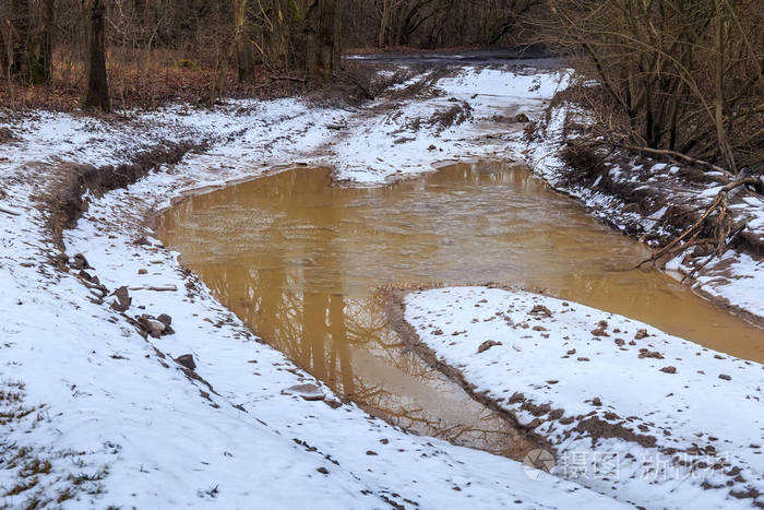 早春农村公路上的大水坑