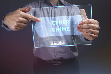 一位年轻的企业家在未来的虚拟屏幕上工作,看到了铭文:网络犯罪照片