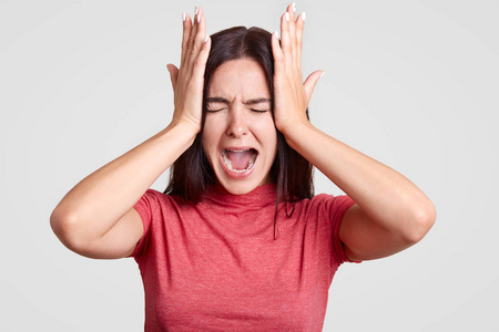 负面情绪和抑郁观念幸存者举行了僵尸头一张肥胖的女人在黑暗的房间