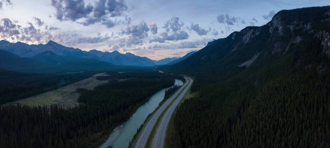 在一个充满活力的晴天，加拿大落基山脉跨加拿大公路的美丽空中全景景观。 在加拿大班夫阿尔伯塔。