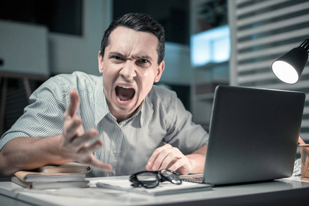 严厉脾气暴躁的老板对他的员工大吼大叫照片