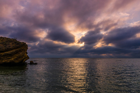 海边的夕阳和石头