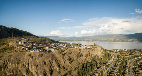 空中全景住宅在山顶上，在一个充满活力的阳光日落。 加拿大卡洛纳