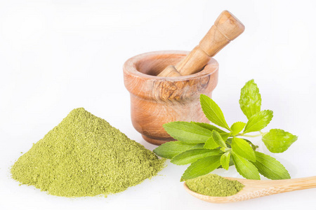 新鲜绿色甜菊草本植物和提取粉末甜菊. 白色背景照片