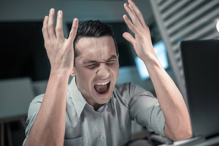 青年商人工作压力大照片