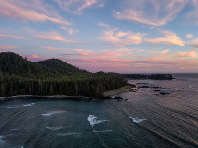 在太平洋海岸美丽的海滩的鸟瞰，一个充满活力的阳光明媚的夏季日落。 乘坐筏湾省级公园诺滕温哥华岛BC加拿大。