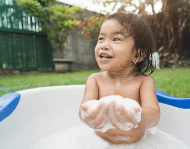 美丽的女婴洗澡, 在婴儿中玩肥皂泡沫