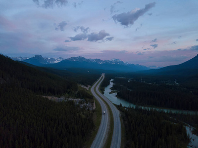 在充满活力的晴天，加拿大落基山脉跨加拿大公路的美丽空中景观景观景观。摄于加拿大艾伯塔省班夫。