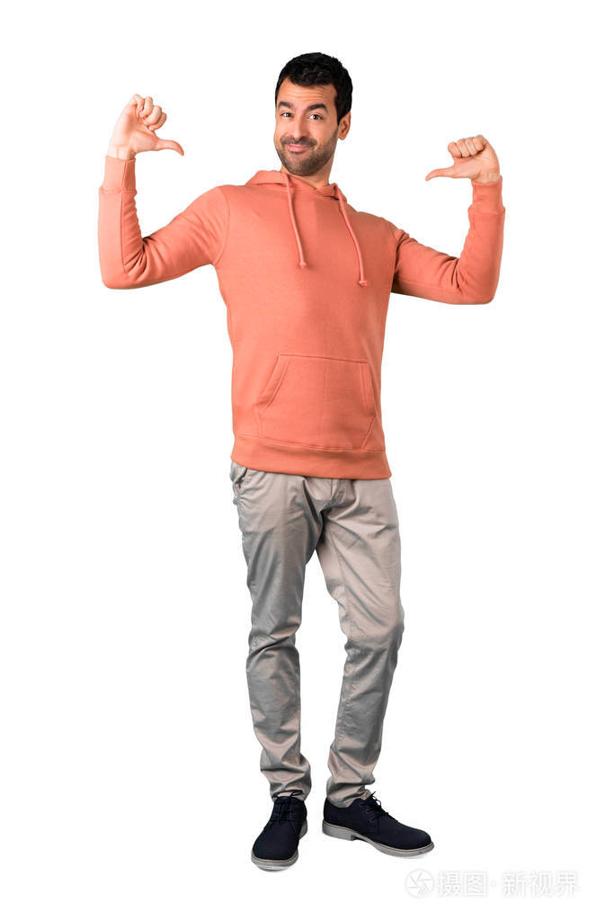 穿着粉红色运动衫的男人全身骄傲在孤立的白色背景下满足自己的爱