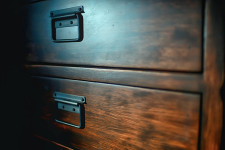 古色古香的抽屉木箱，有古董木制家具衣柜里的把手