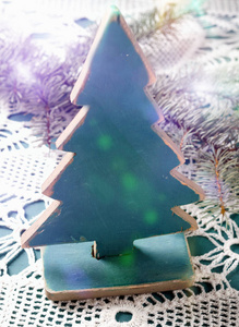 老式木制圣诞树，桌子上有云杉枝