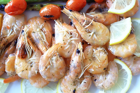 烤虾与蔬菜地中海美食图片