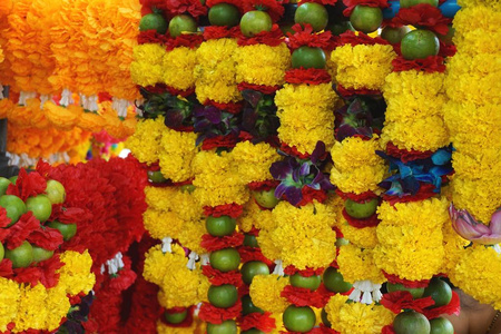 在泰国曼谷印度教寺庙附近的一个户外市场上出售的五颜六色的鲜花花环