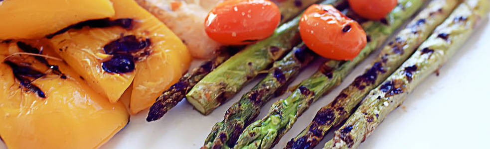 烤虾与蔬菜地中海美食