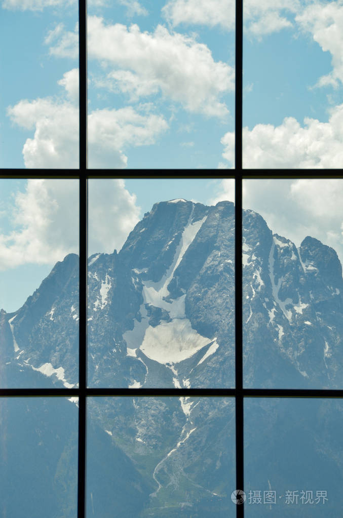 我透过一扇窗户拍摄了这座大提顿山,那里有一些非常好的倒影