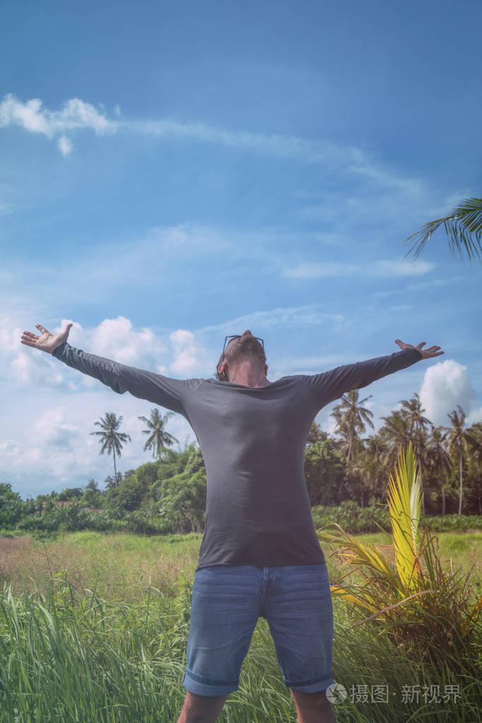 张开双臂享受大自然的人