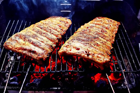 烤架上的排骨烧烤煤鲜肉猪肉烧烤炭夏日家常饭烤排骨