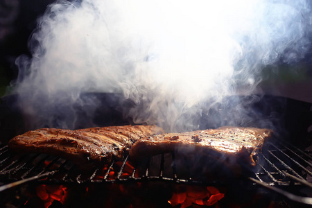 烤架上的排骨烧烤煤鲜肉猪肉烧烤炭夏日家常饭烤排骨