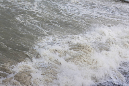 黑海上的风暴。 脏水和巨浪