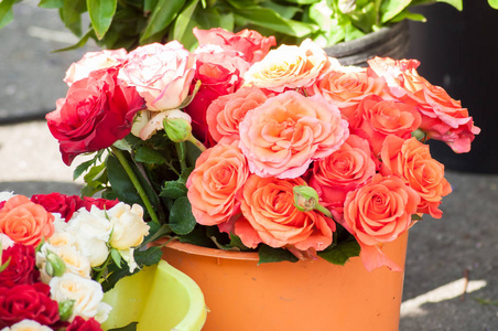 市场上五颜六色的玫瑰花束的特写