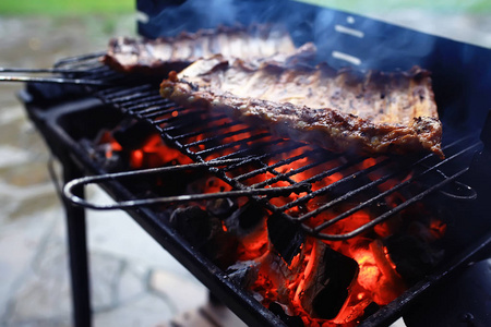 烤架上的排骨烧烤煤鲜肉猪肉烧烤炭夏日家常饭烤排骨