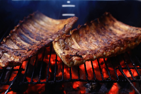 烤架上的排骨烧烤煤鲜肉猪肉烧烤炭夏日家常饭烤排骨