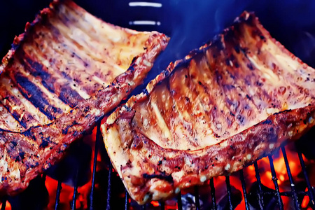 烤架上的排骨烧烤煤鲜肉猪肉烧烤炭夏日家常饭烤排骨