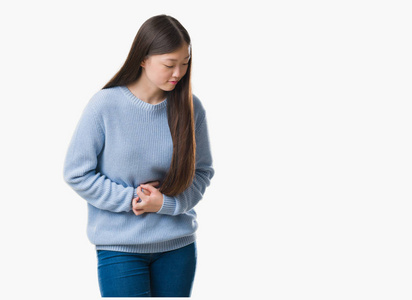 年轻的中国妇女过孤立的背景，手放在肚子上，因为恶心疼痛疾病感觉不适。 疼痛的概念。