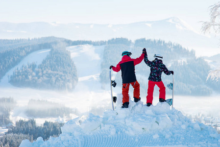 拍摄了一对夫妇在雪山上摆姿势，观看了令人惊叹的冬季景色，在滑雪板后休息，极端的人浪漫的友谊之旅逃跑了。