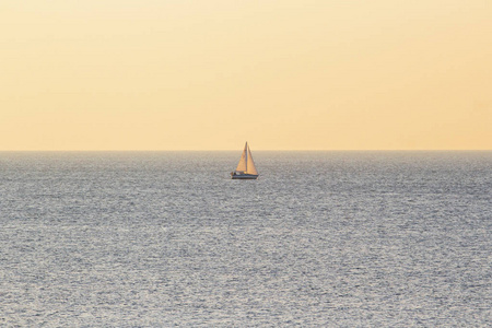 大海中央孤独的小帆船