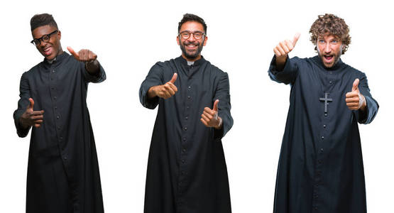 基督教牧师男子拼贴在孤立的背景上，赞成做积极的手势，用手竖起大拇指，微笑和快乐的成功。 看着相机赢家的手势。