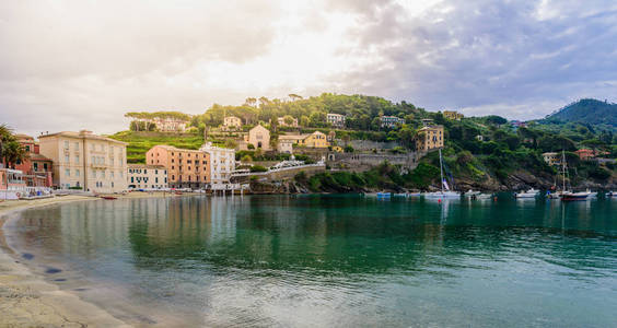 塞斯特里莱万特的天堂湾，它的船和可爱的海滩。 意大利利古里亚省热那亚美丽的海岸。