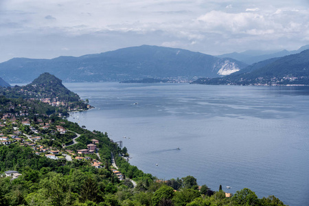 意大利伦巴第瓦雷西的lagomaggiore:从brezzo看到的湖泊照片