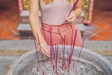 亚洲佛教女人祈祷图片