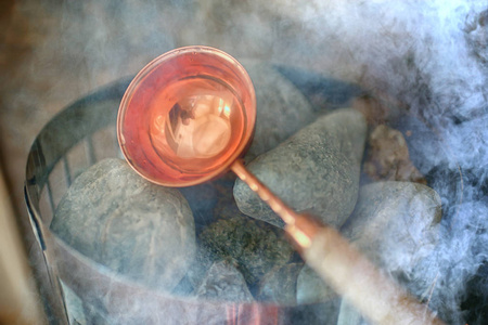 热水石，供水，蒸汽在石头上的桑拿水疗理念放松