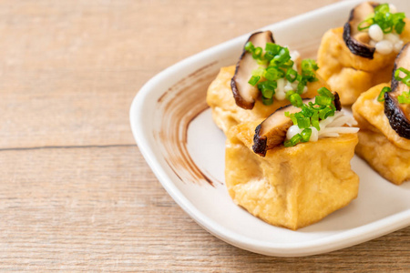 烤豆腐与屎蘑菇和金针菇健康素食或素食风格