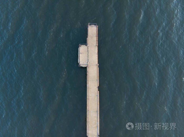 小型木制码头的俯视图