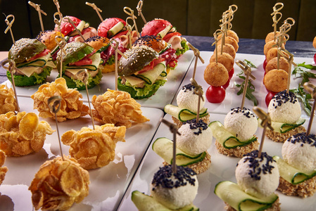 一套不同的小吃选择,为节日餐桌自助餐,为全家和朋友举办聚会.