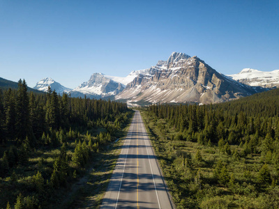 在一个充满活力的阳光明媚的夏日，加拿大落基山脉一条风景优美的道路的鸟瞰图。 在加拿大艾伯塔省的冰原公园大道班夫。